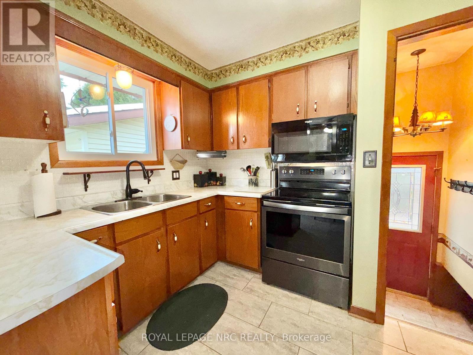 2 Pioneer Village Crescent, Thorold, Ontario  L2V 4J8 - Photo 9 - X12538736