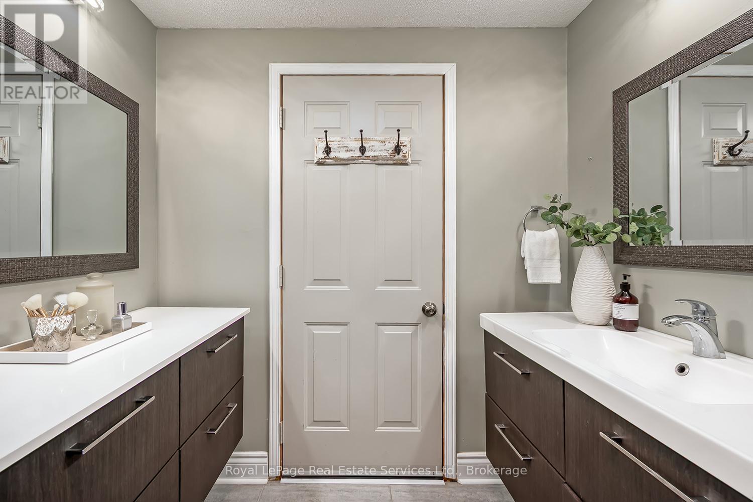 1544 Greenbriar Drive, Oakville, Ontario  L6M 1Y5 - Photo 26 - W12533520