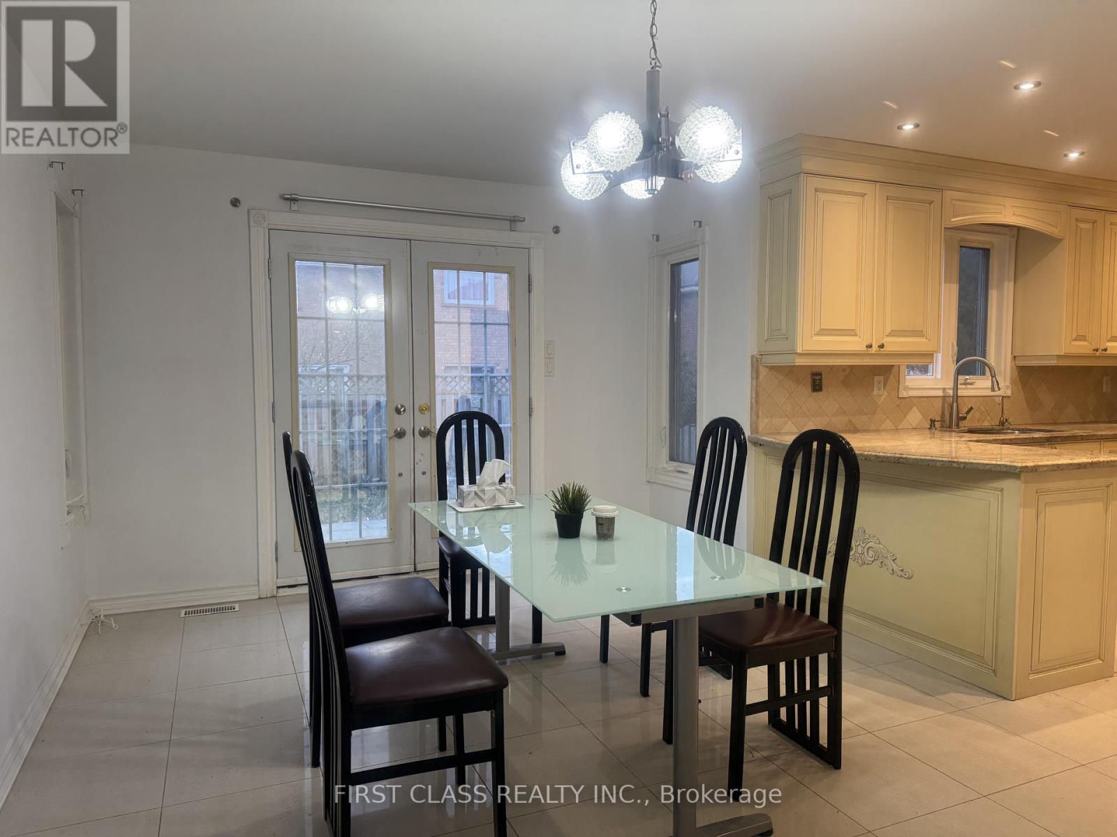 Main 11 Hazelmere Drive, Richmond Hill, Ontario  L4B 1V7 - Photo 10 - N12542008