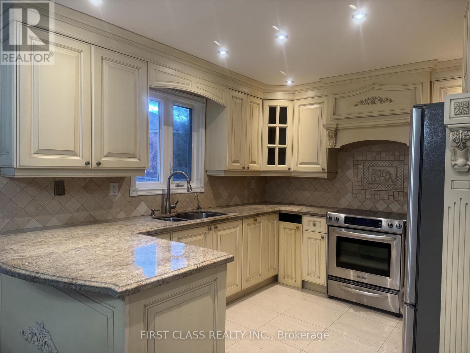 Main 11 Hazelmere Drive, Richmond Hill, Ontario  L4B 1V7 - Photo 8 - N12542008