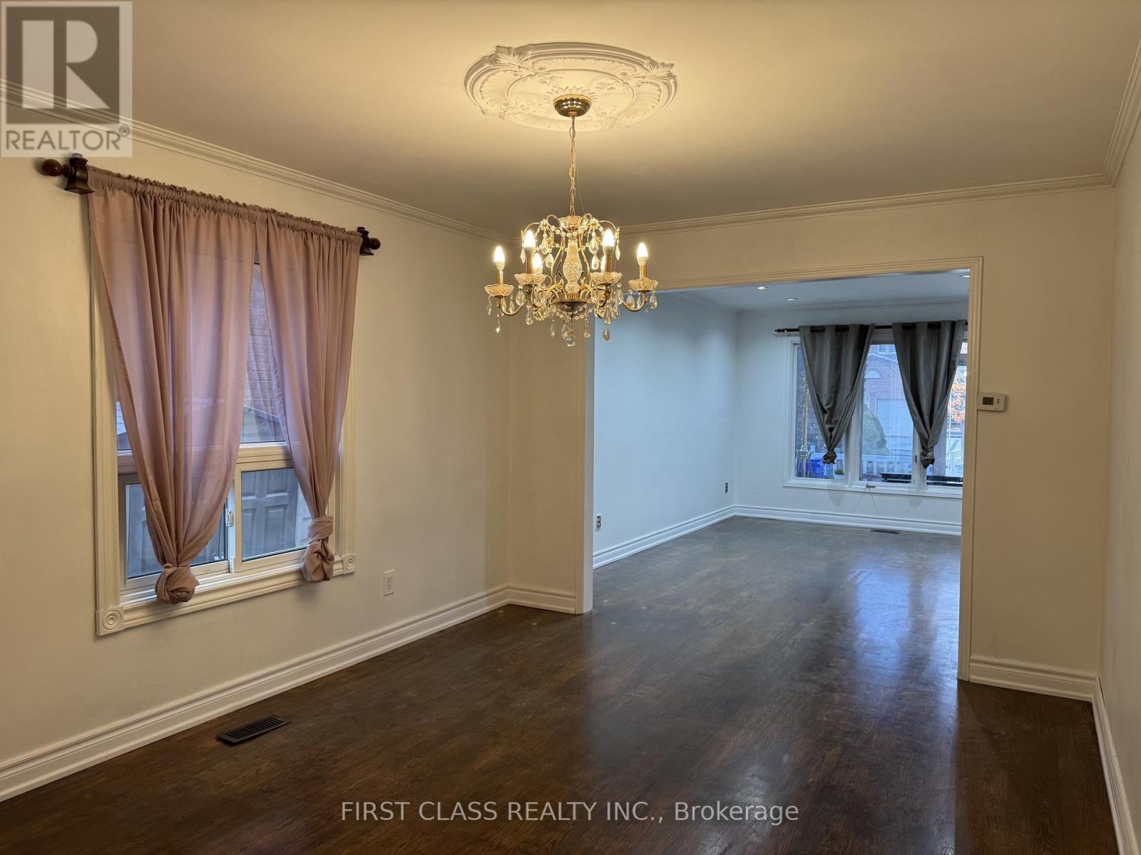 Main 11 Hazelmere Drive, Richmond Hill, Ontario  L4B 1V7 - Photo 4 - N12542008