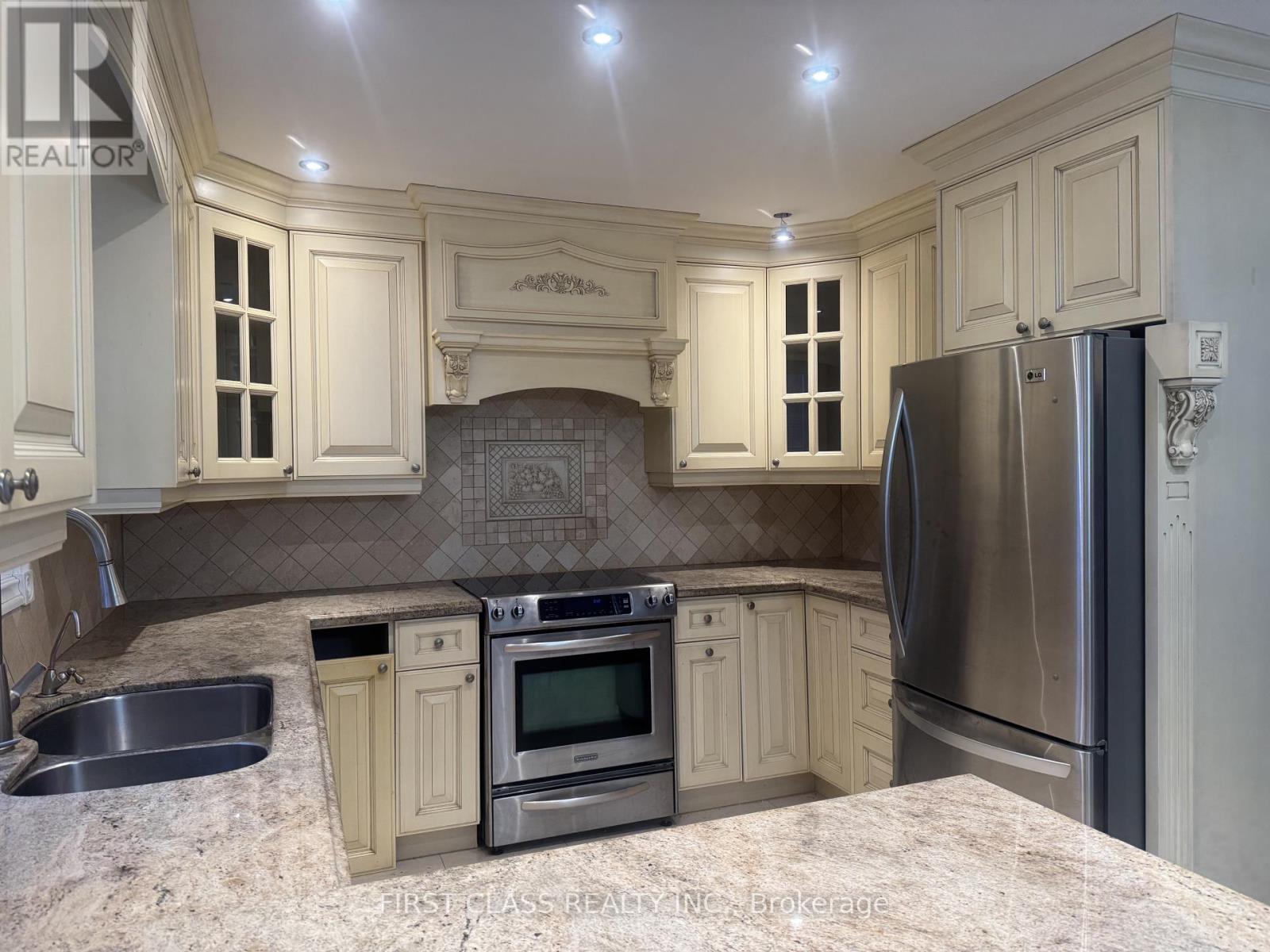 Main 11 Hazelmere Drive, Richmond Hill, Ontario  L4B 1V7 - Photo 9 - N12542008