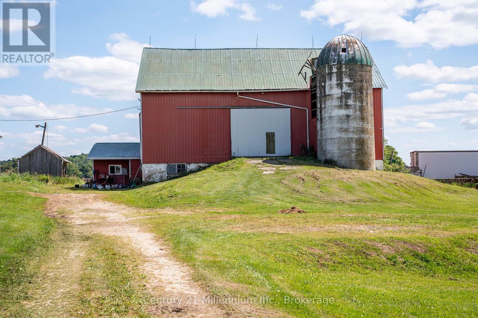 425158 Irish Lake Road, Grey Highlands, Ontario N0C 1H0 - Photo 33 - X12544534