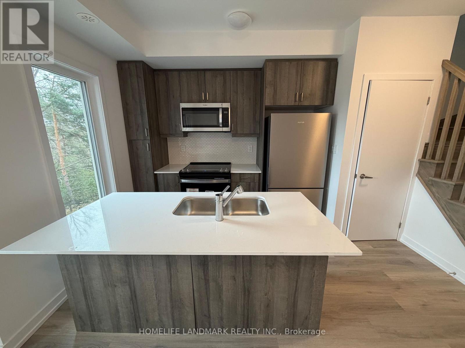 215 - 3 Bancroft Lane, Richmond Hill, Ontario  L4E 1M1 - Photo 3 - N12546664