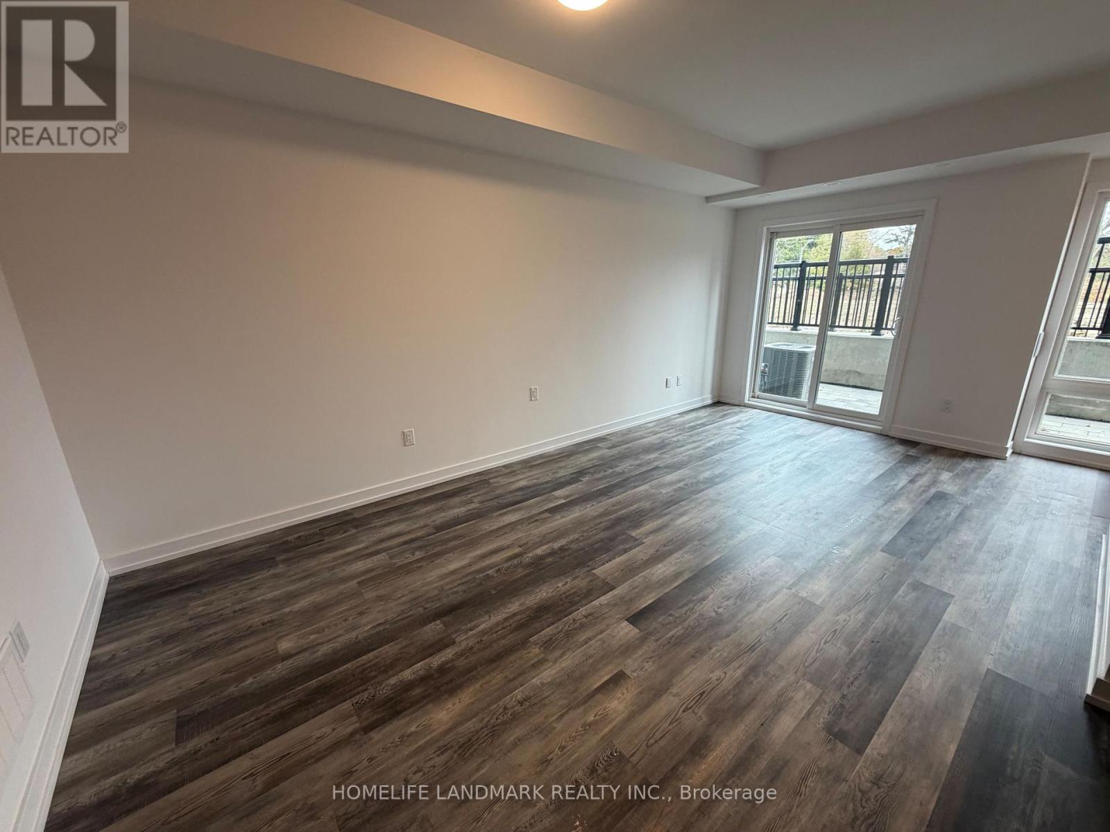 218 - 3 Bancroft Lane, Richmond Hill, Ontario  L4E 1M1 - Photo 2 - N12546778