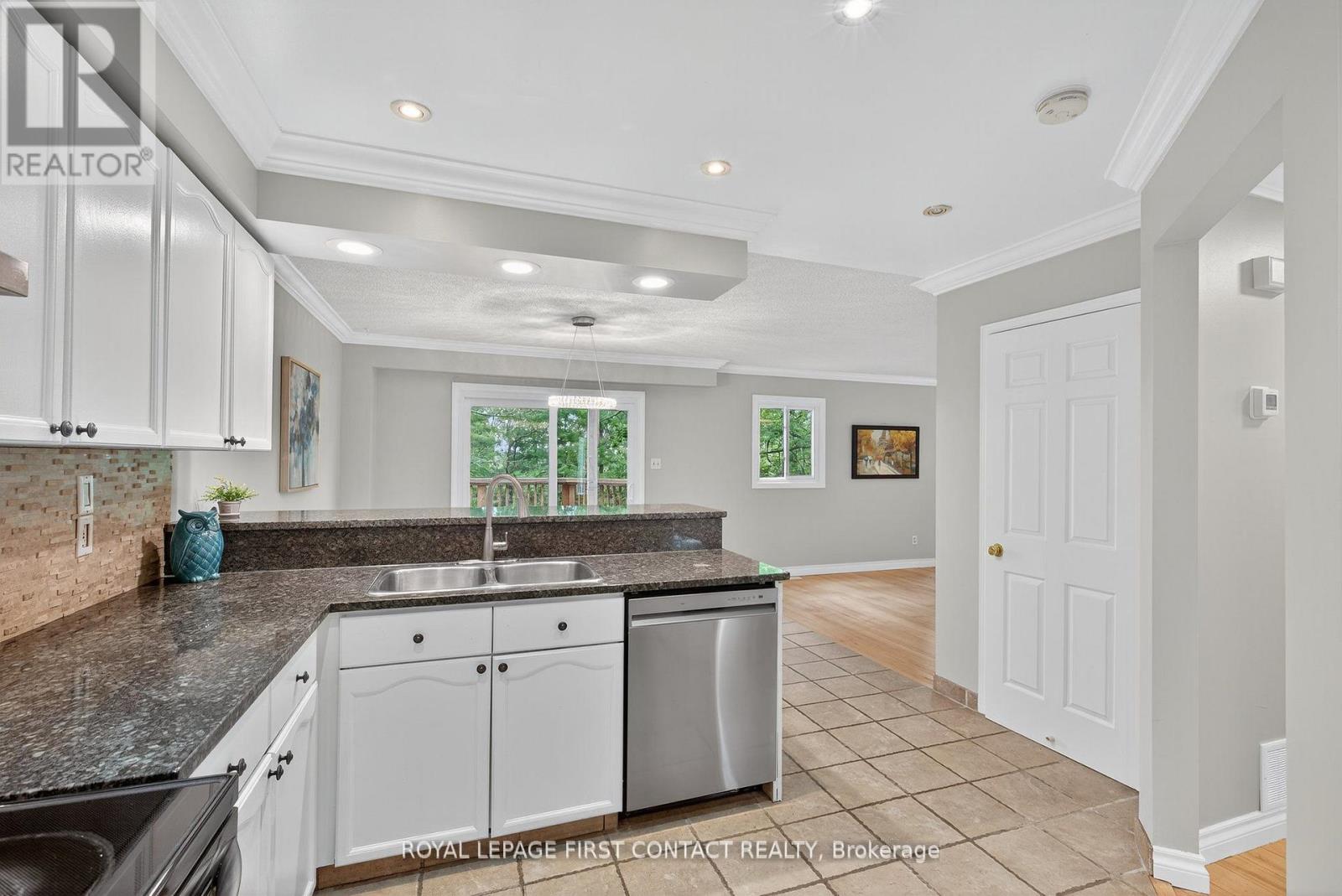 101 Browning Trail, Barrie, Ontario L4N 6J4 - Photo 10 - S12546612