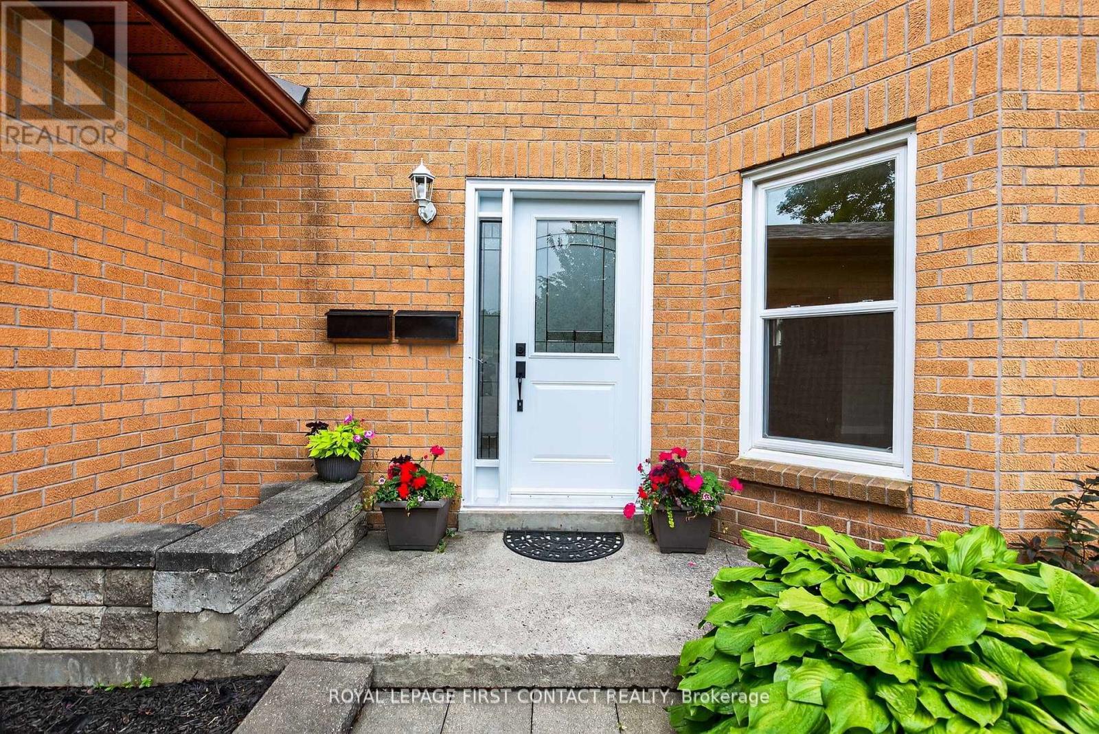 101 Browning Trail, Barrie, Ontario L4N 6J4 - Photo 3 - S12546612