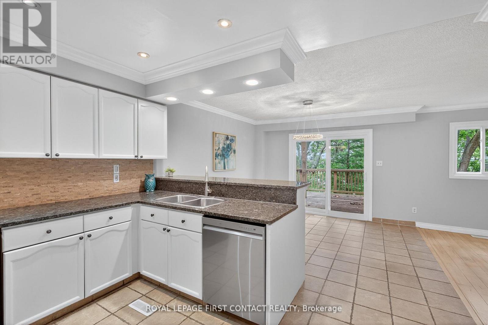 101 Browning Trail, Barrie, Ontario L4N 6J4 - Photo 8 - S12546612