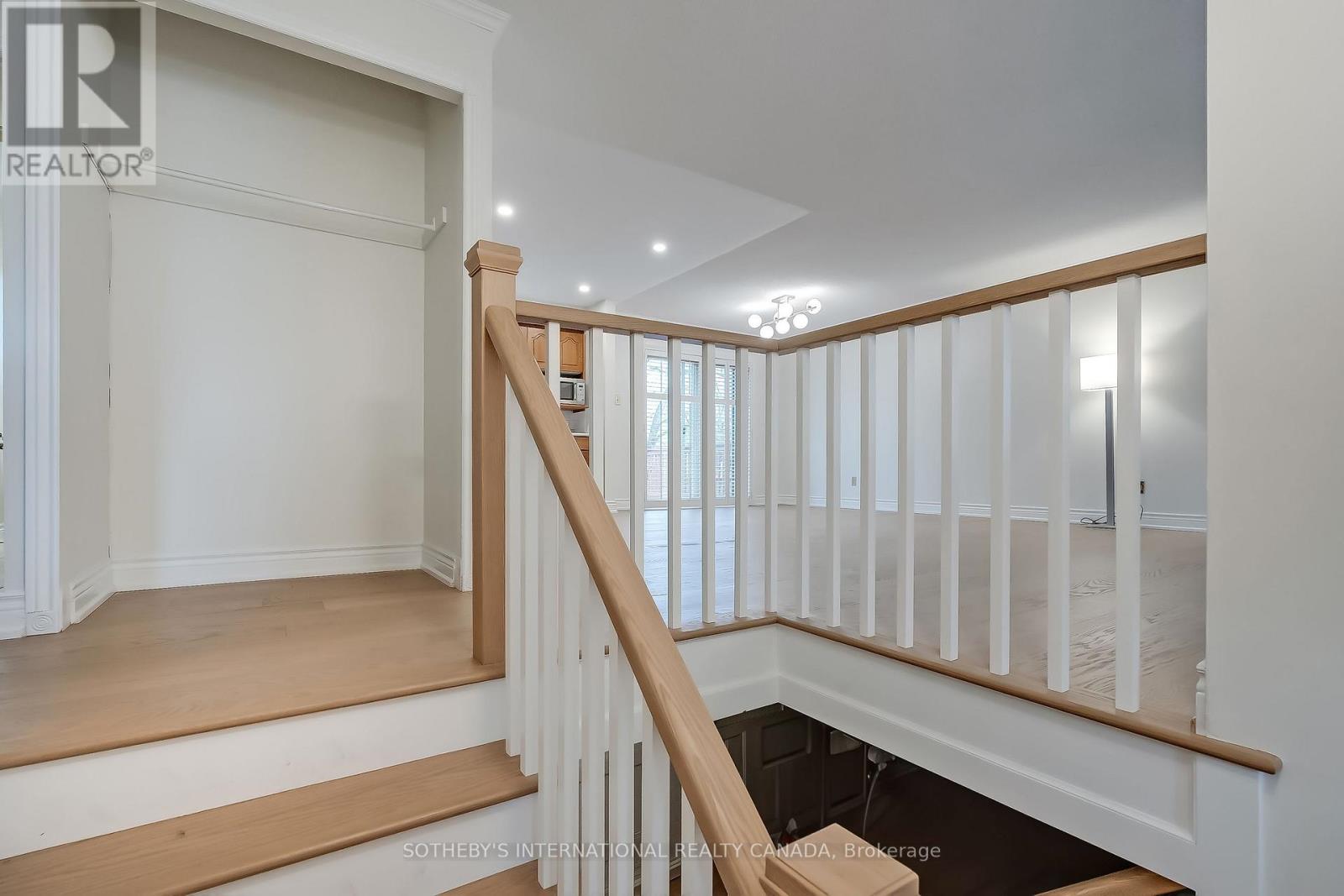 475 Sparling Crescent, Burlington, Ontario  L7L 5J3 - Photo 3 - W12546662