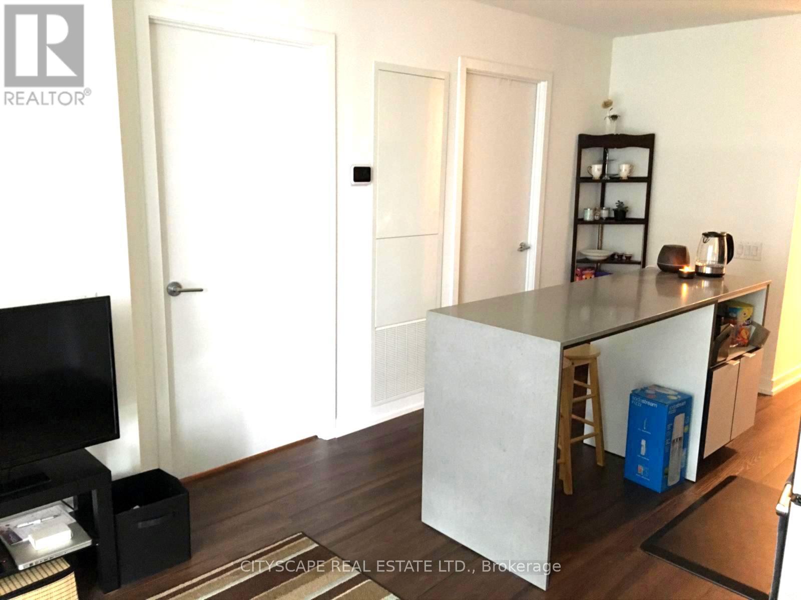 912 - 4065 Confederation Parkway, Mississauga, Ontario  L5B 0L4 - Photo 2 - W12546760