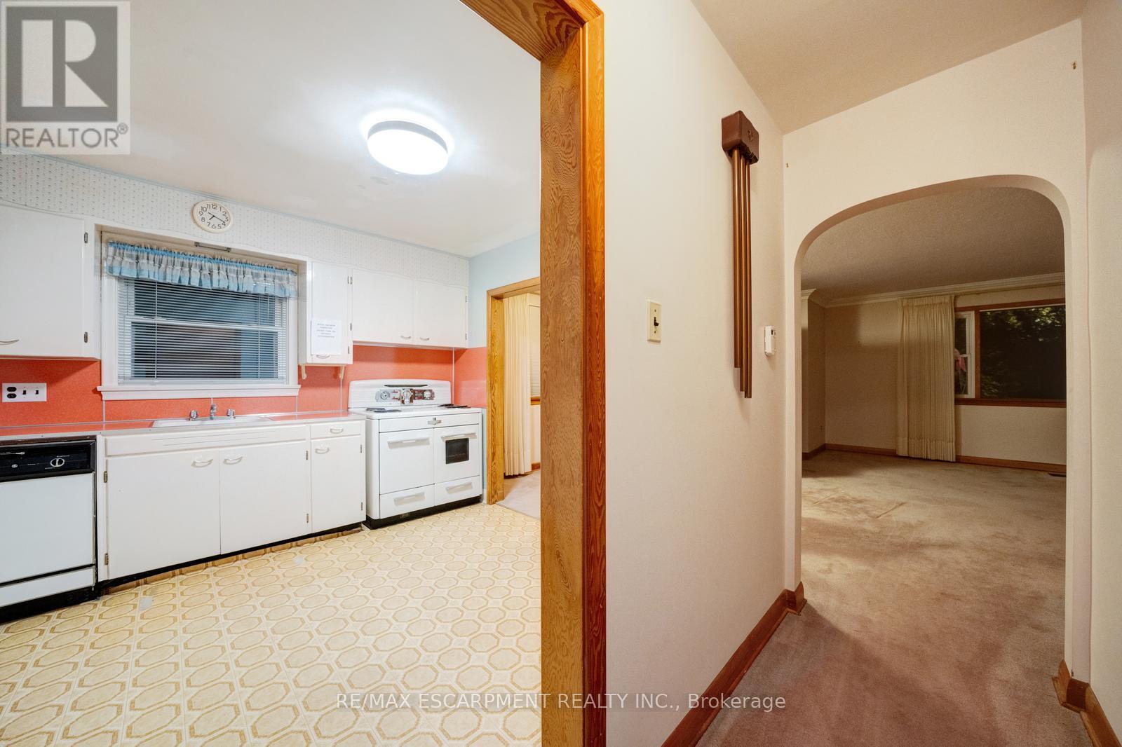 8 Fawell Avenue, St. Catharines, Ontario  L2S 2V4 - Photo 11 - X12546734