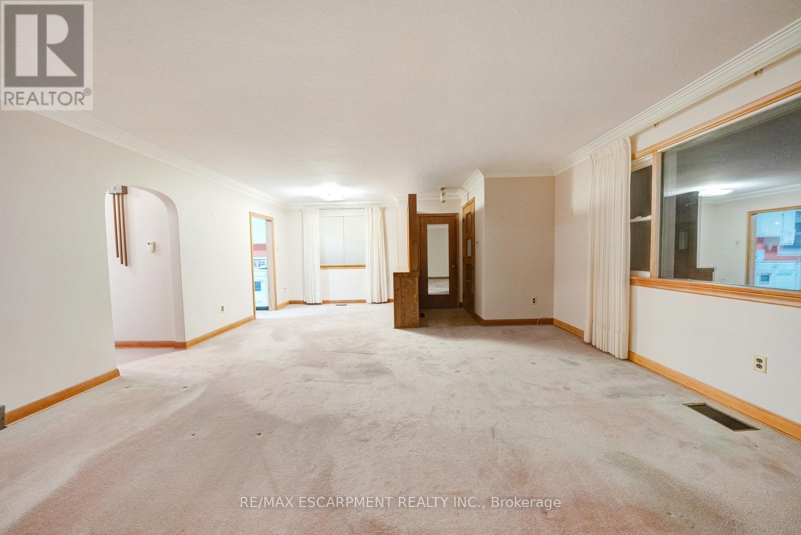 8 Fawell Avenue, St. Catharines, Ontario  L2S 2V4 - Photo 4 - X12546734