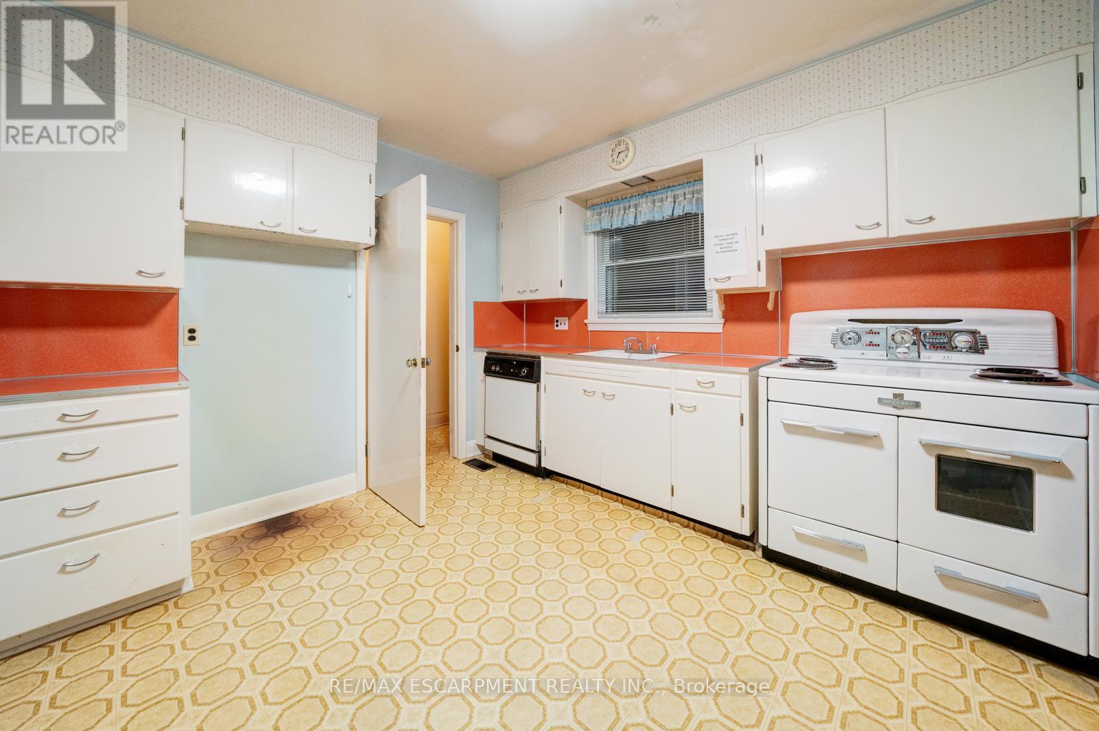 8 Fawell Avenue, St. Catharines, Ontario  L2S 2V4 - Photo 7 - X12546734