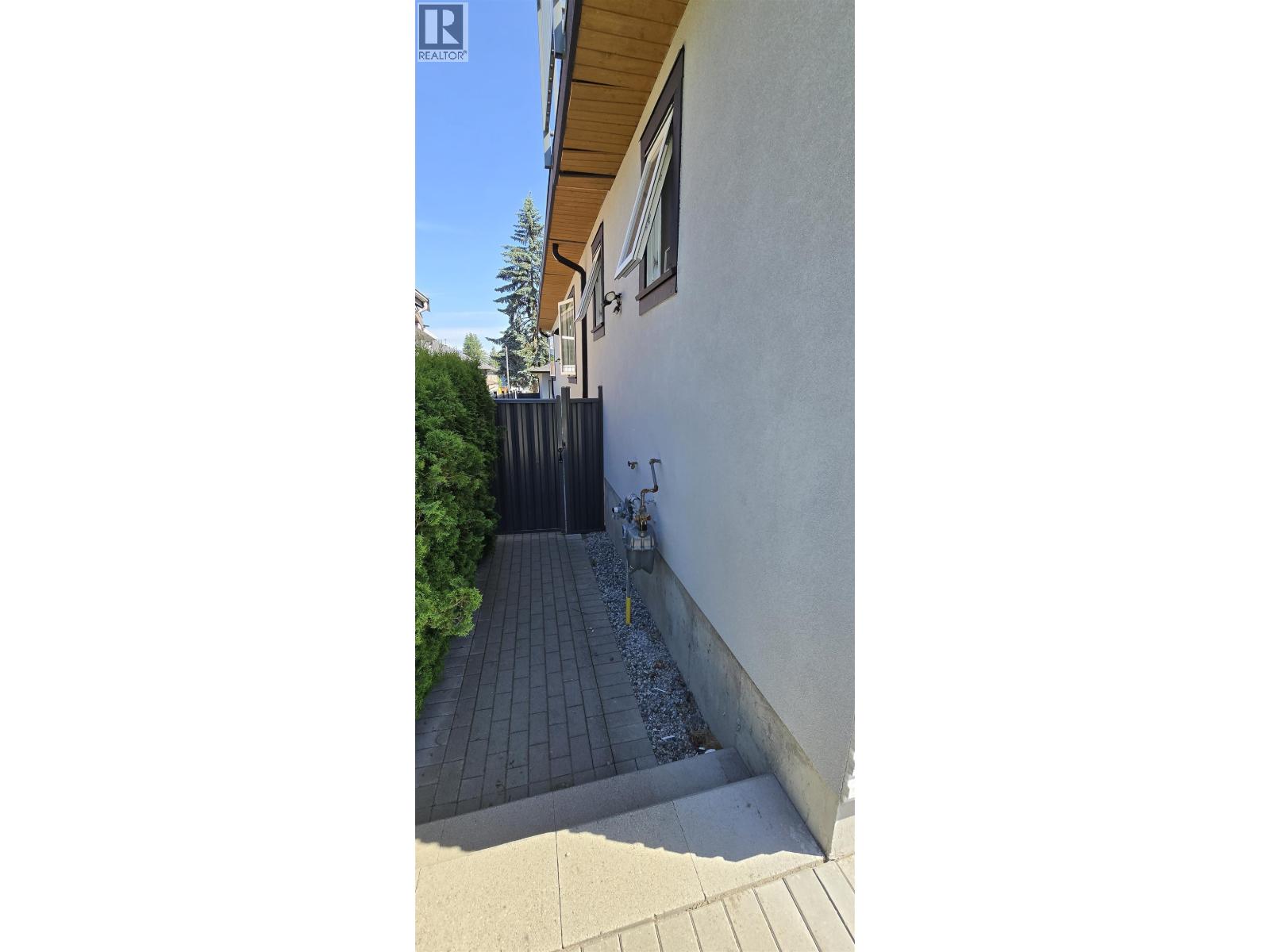 919 Runnymede Avenue, Coquitlam, British Columbia  V3J 2V3 - Photo 2 - R3067572