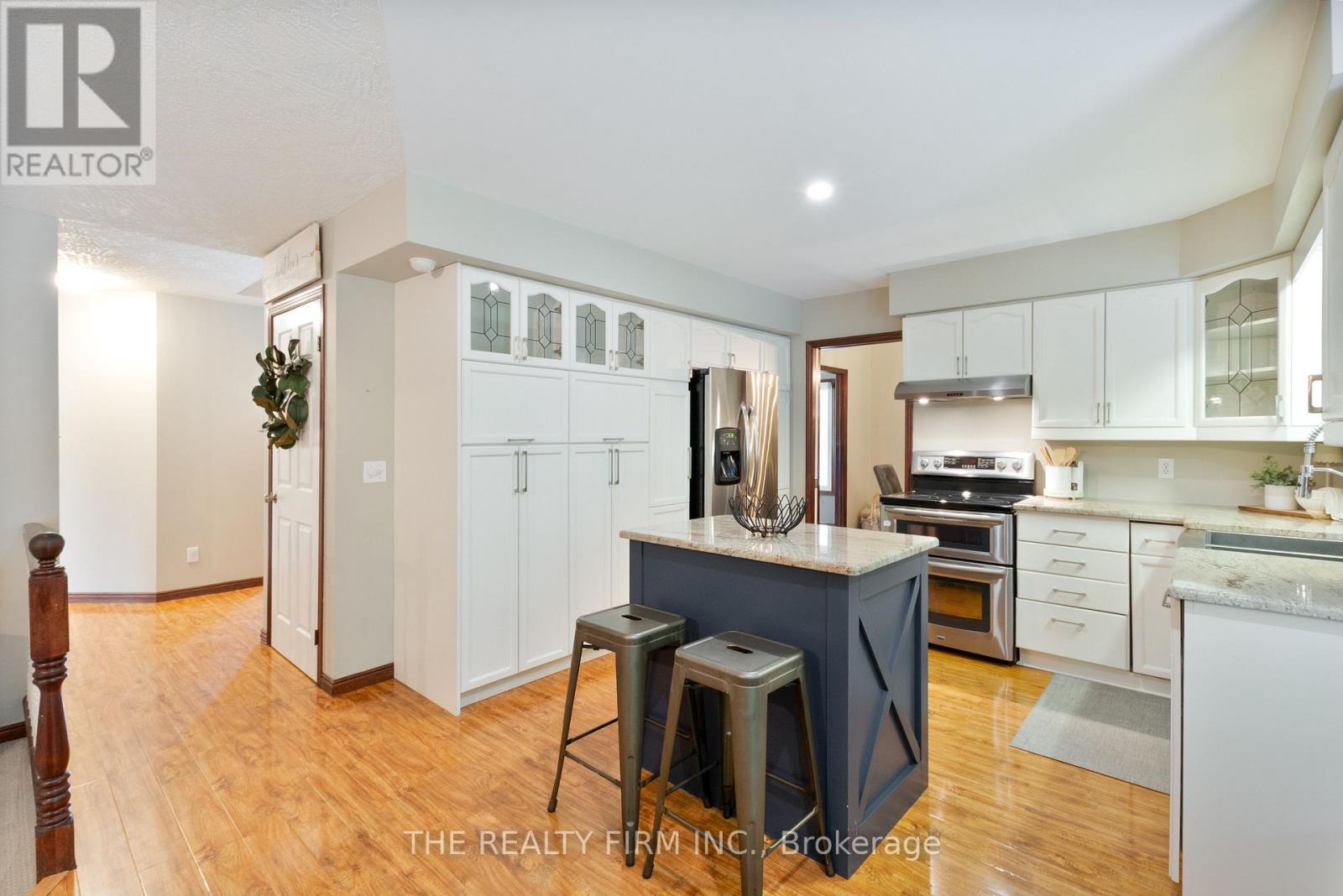 512 Riverview Drive, Strathroy-Caradoc, Ontario  N7G 4B4 - Photo 11 - X12547046