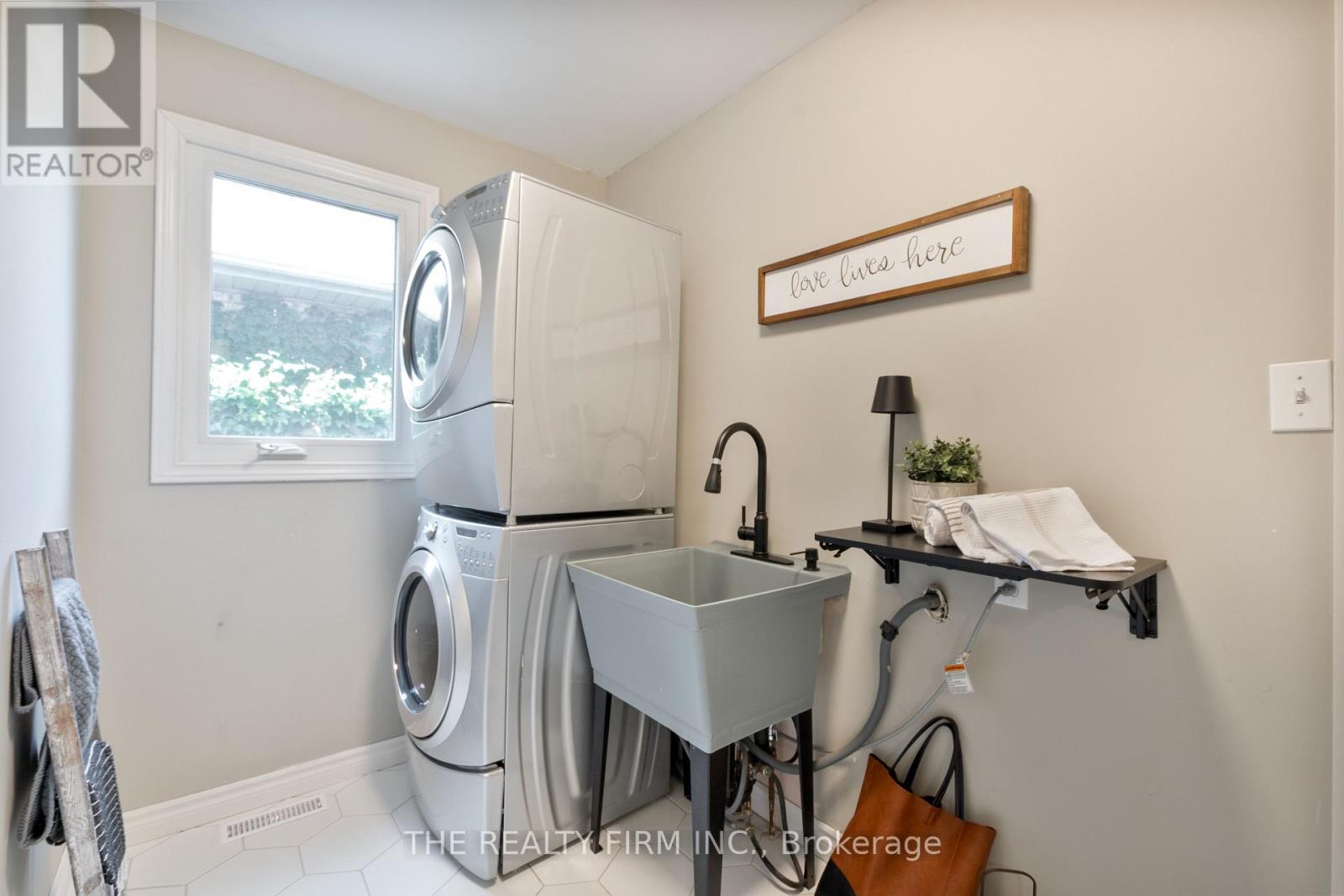 512 Riverview Drive, Strathroy-Caradoc, Ontario  N7G 4B4 - Photo 17 - X12547046