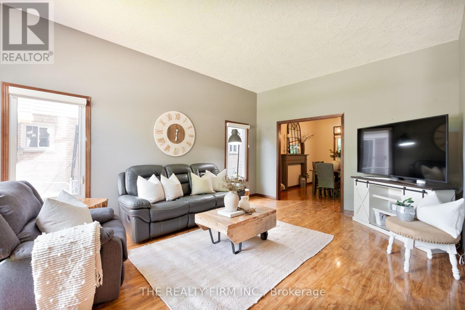 512 Riverview Drive, Strathroy-Caradoc, Ontario  N7G 4B4 - Photo 4 - X12547046