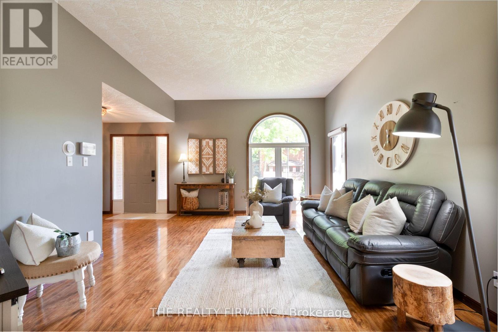 512 Riverview Drive, Strathroy-Caradoc, Ontario  N7G 4B4 - Photo 5 - X12547046