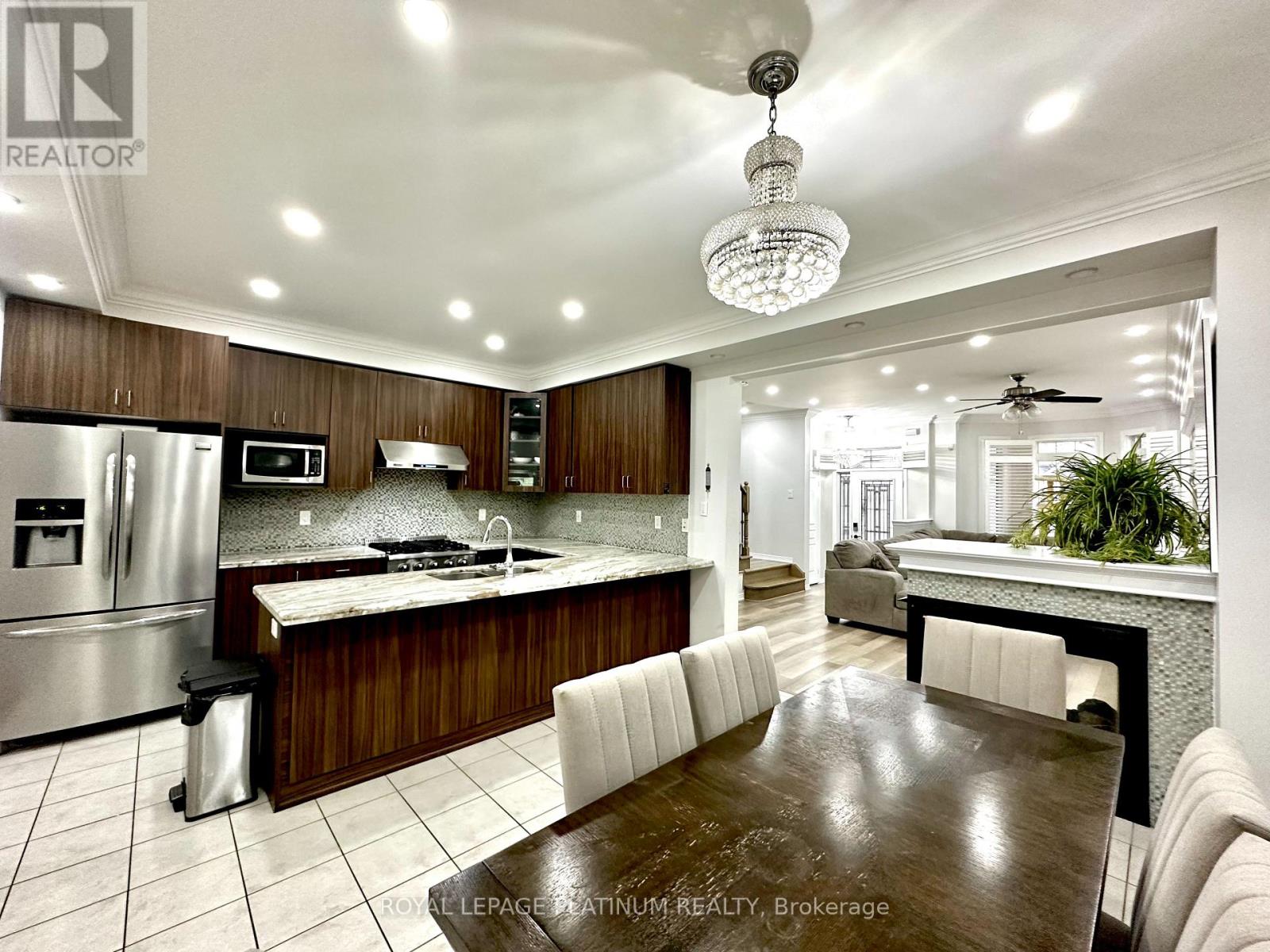 68 Fallmeadow Circle, Brampton, Ontario  L6Y 0Y7 - Photo 4 - W12546868