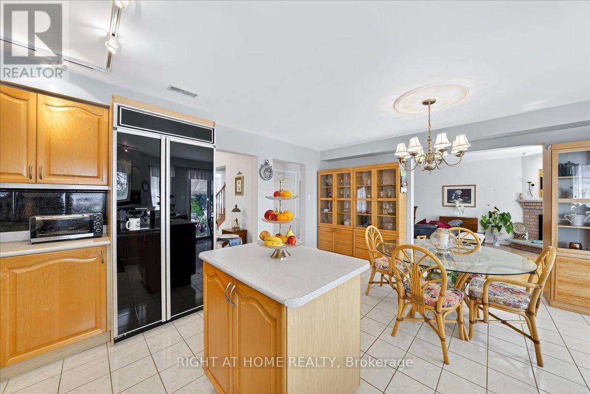 956 Winterton Way, Mississauga, Ontario  L5V 1M6 - Photo 24 - W12546882