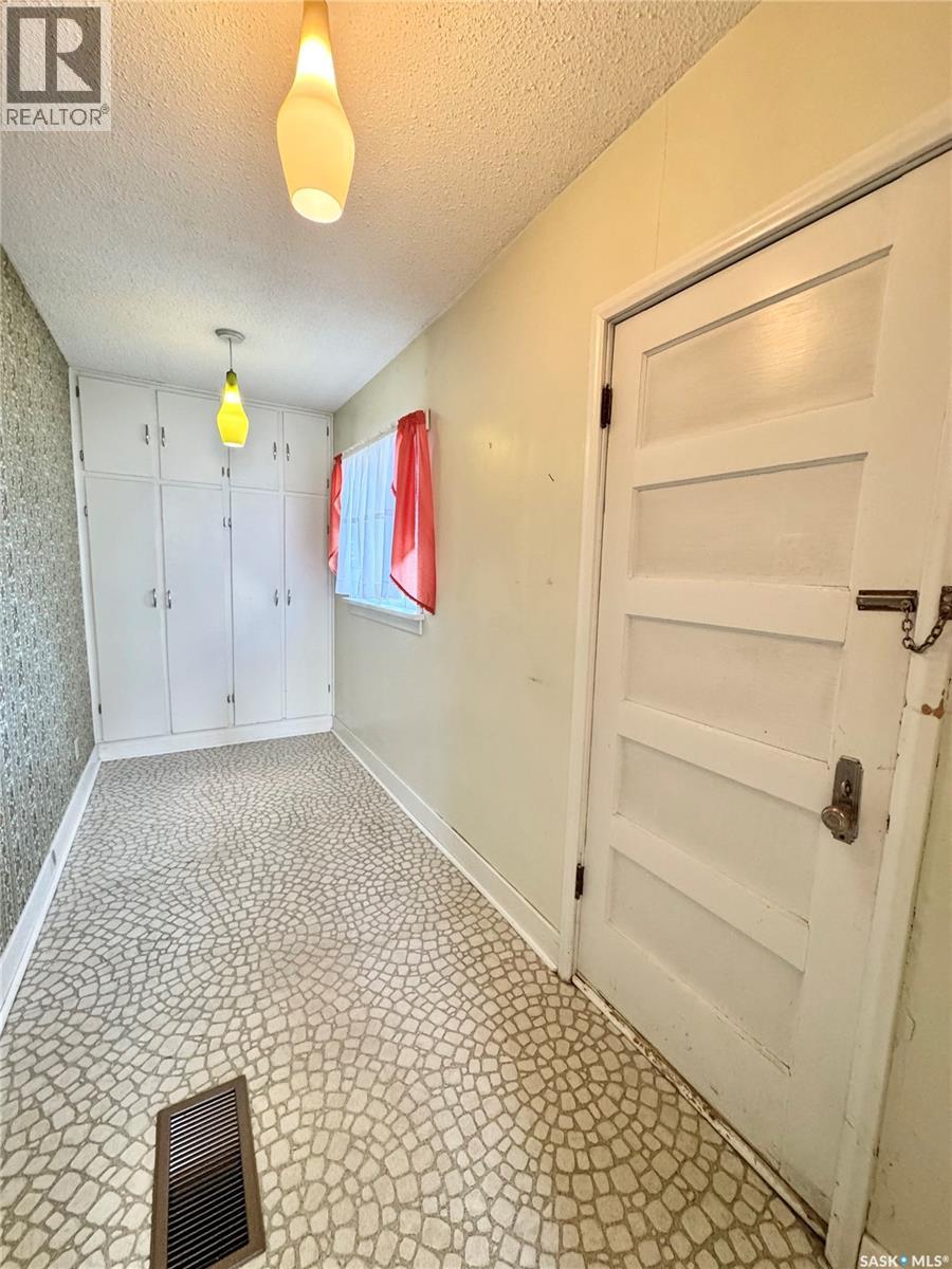 130 21st Street E, Prince Albert, Saskatchewan  S6V 1M1 - Photo 4 - SK024091