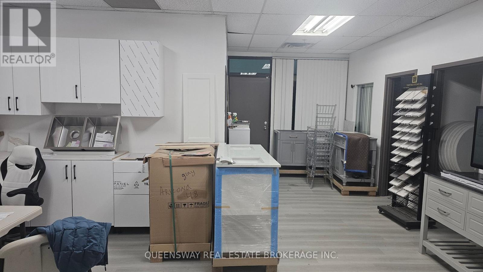 4 - 25 Valleywood Drive, Markham, Ontario  L3R 5L9 - Photo 4 - N12546948