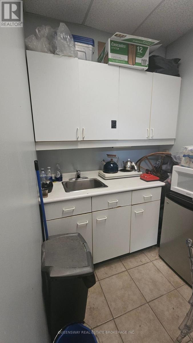 4 - 25 Valleywood Drive, Markham, Ontario  L3R 5L9 - Photo 6 - N12546948