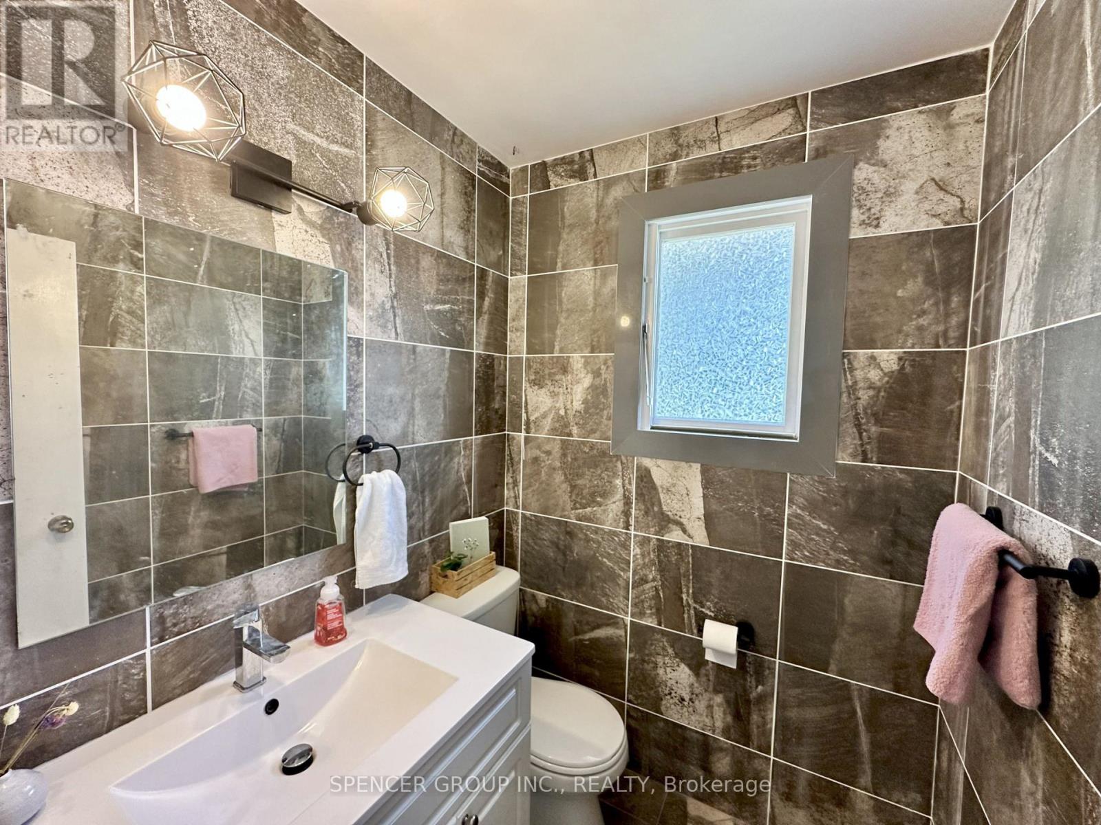 571 Minette Circle, Mississauga, Ontario  L5A 3B9 - Photo 10 - W12546972