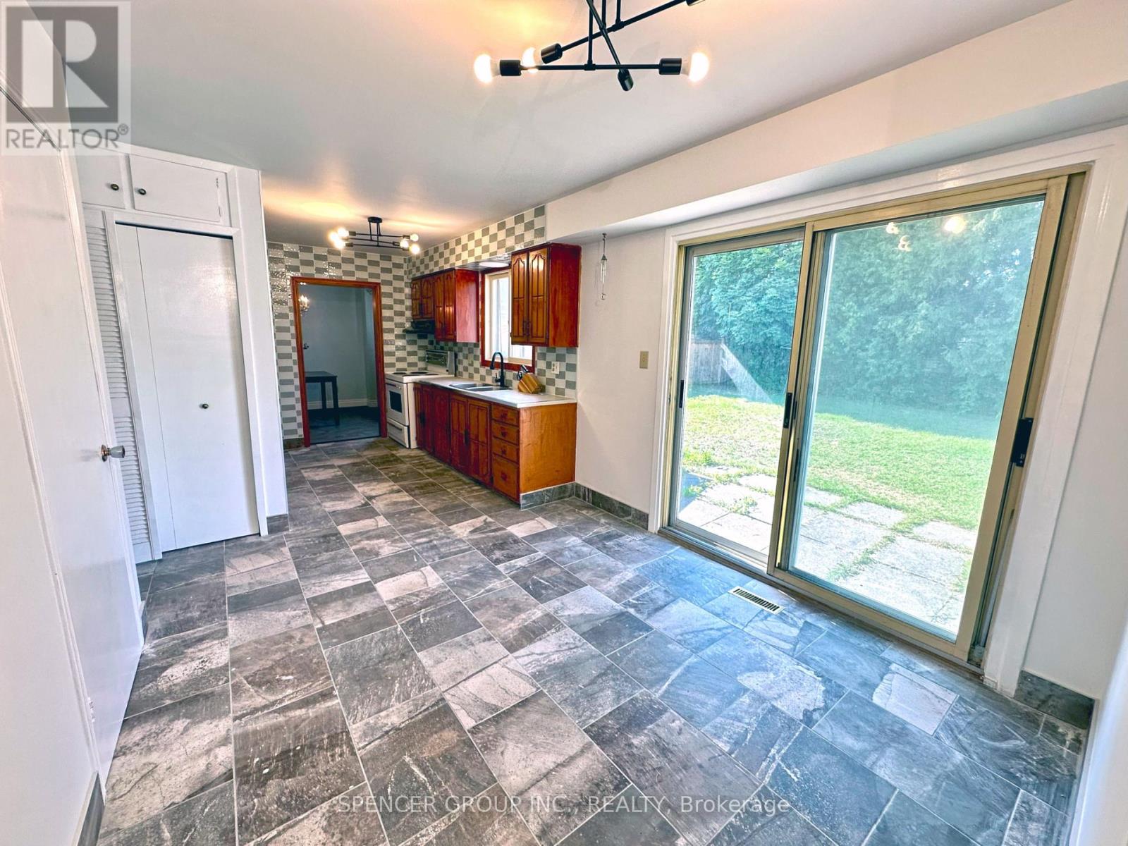 571 Minette Circle, Mississauga, Ontario  L5A 3B9 - Photo 11 - W12546972