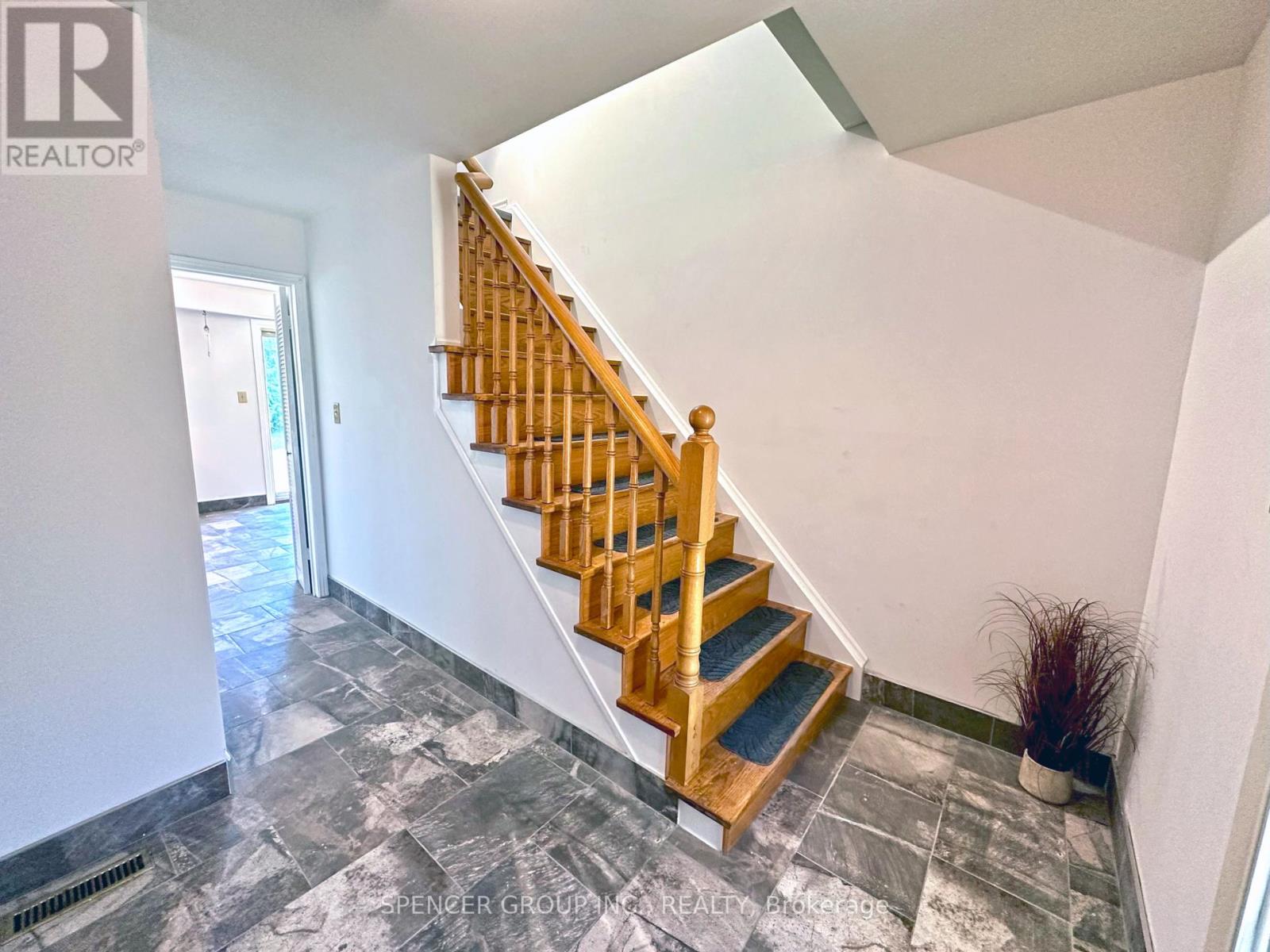 571 Minette Circle, Mississauga, Ontario  L5A 3B9 - Photo 15 - W12546972