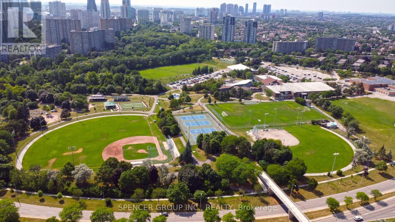 571 Minette Circle, Mississauga, Ontario  L5A 3B9 - Photo 3 - W12546972