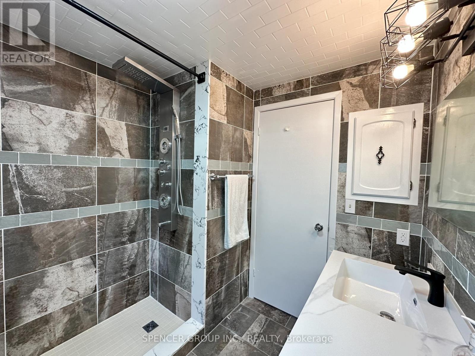 571 Minette Circle, Mississauga, Ontario  L5A 3B9 - Photo 4 - W12546972