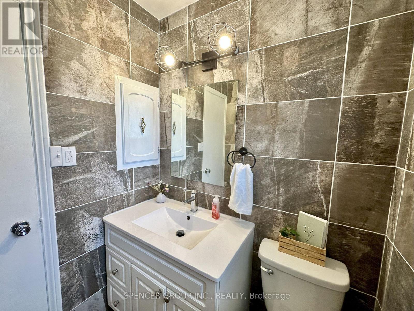 571 Minette Circle, Mississauga, Ontario  L5A 3B9 - Photo 9 - W12546972