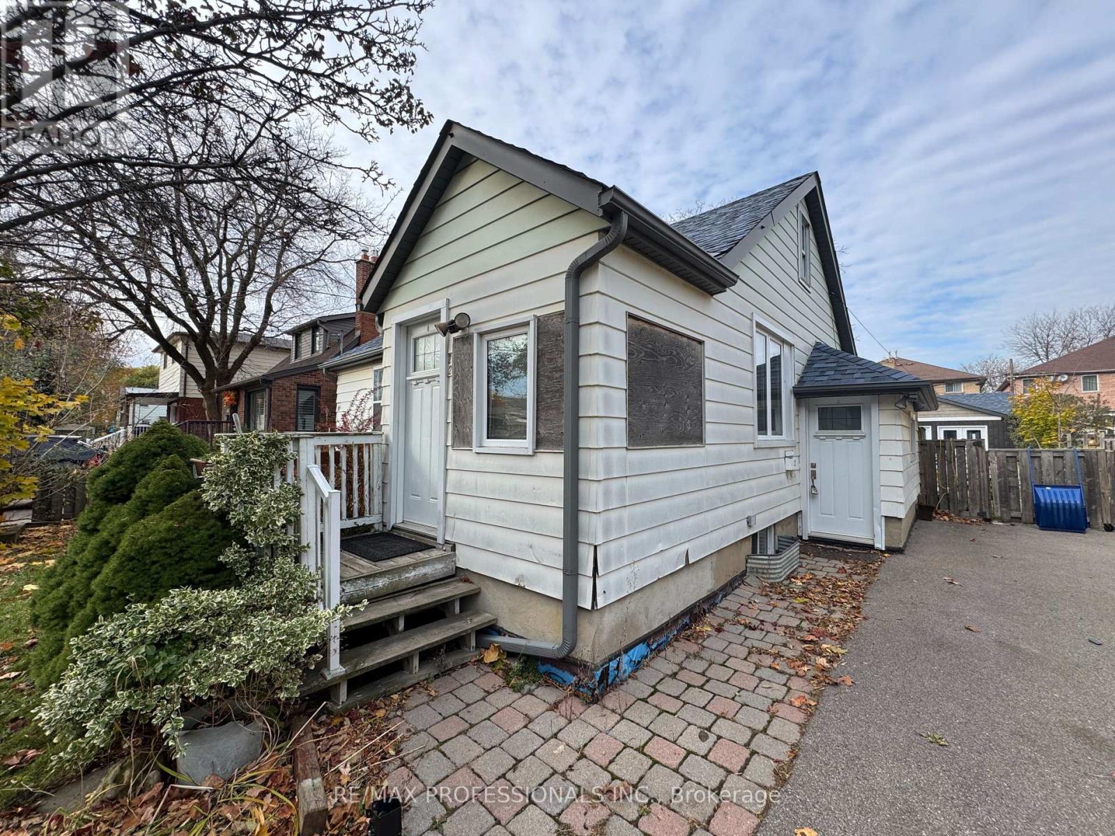 22 FAIRFIELD AVENUE, Toronto, Ontario