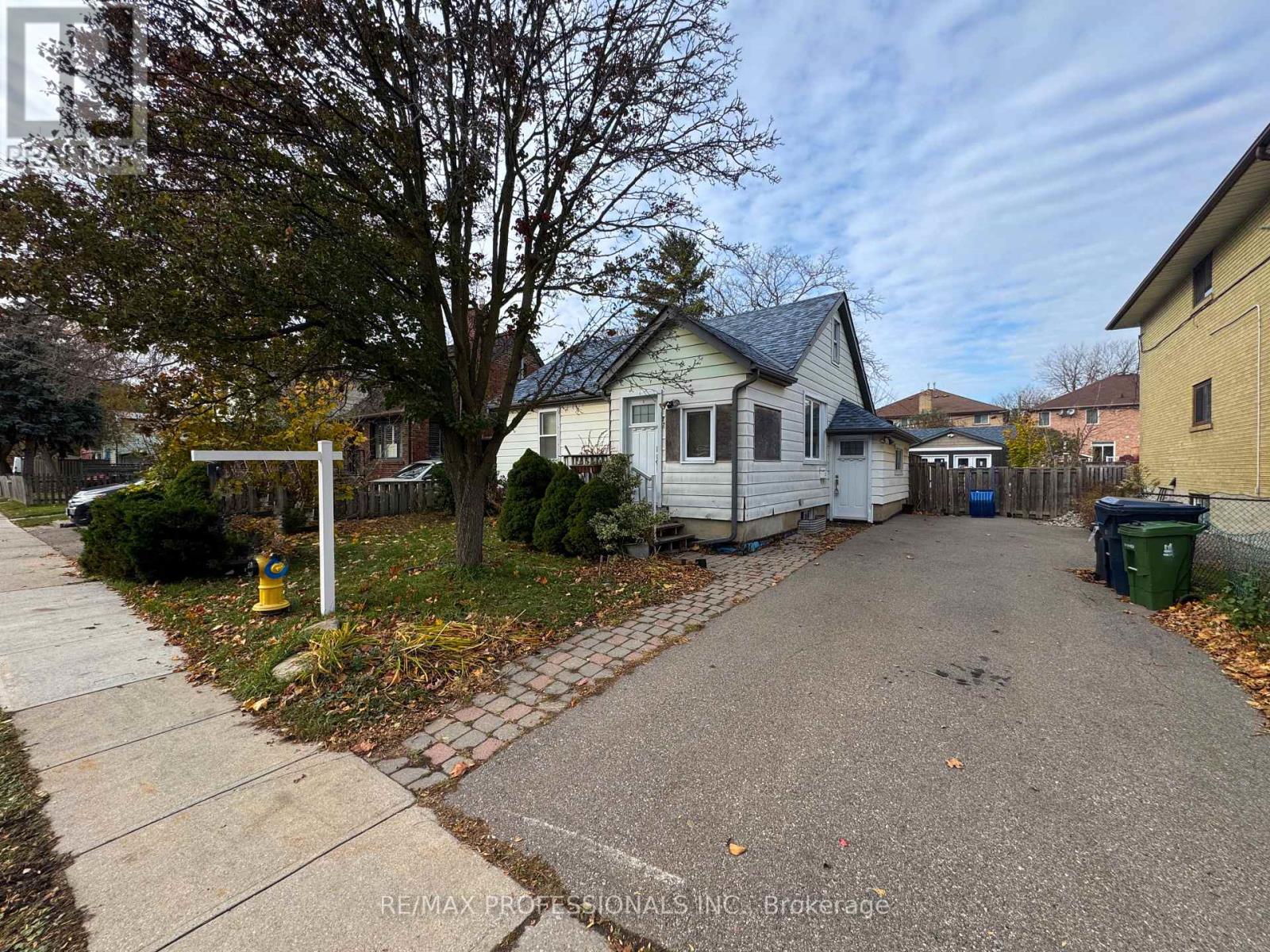 22 Fairfield Avenue, Toronto, Ontario  M8V 2H9 - Photo 2 - W12546984