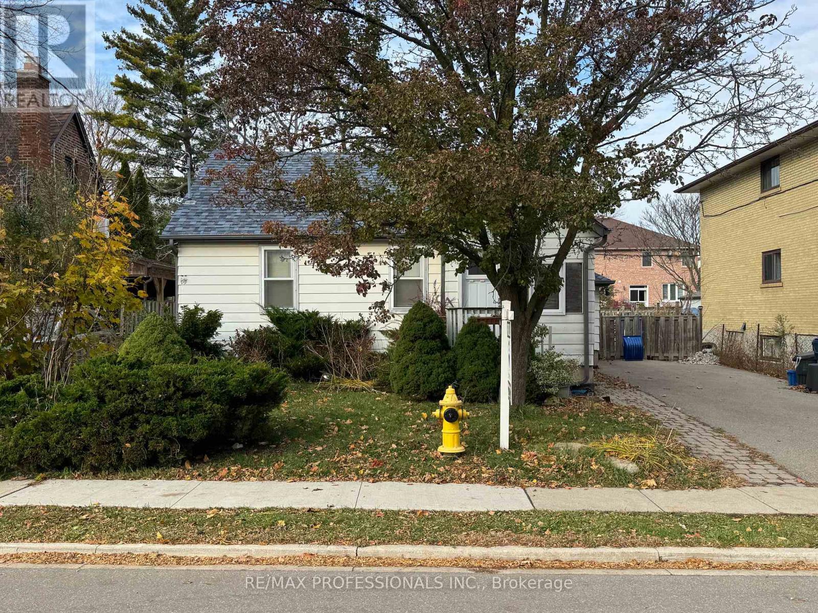 22 Fairfield Avenue, Toronto, Ontario  M8V 2H9 - Photo 8 - W12546984