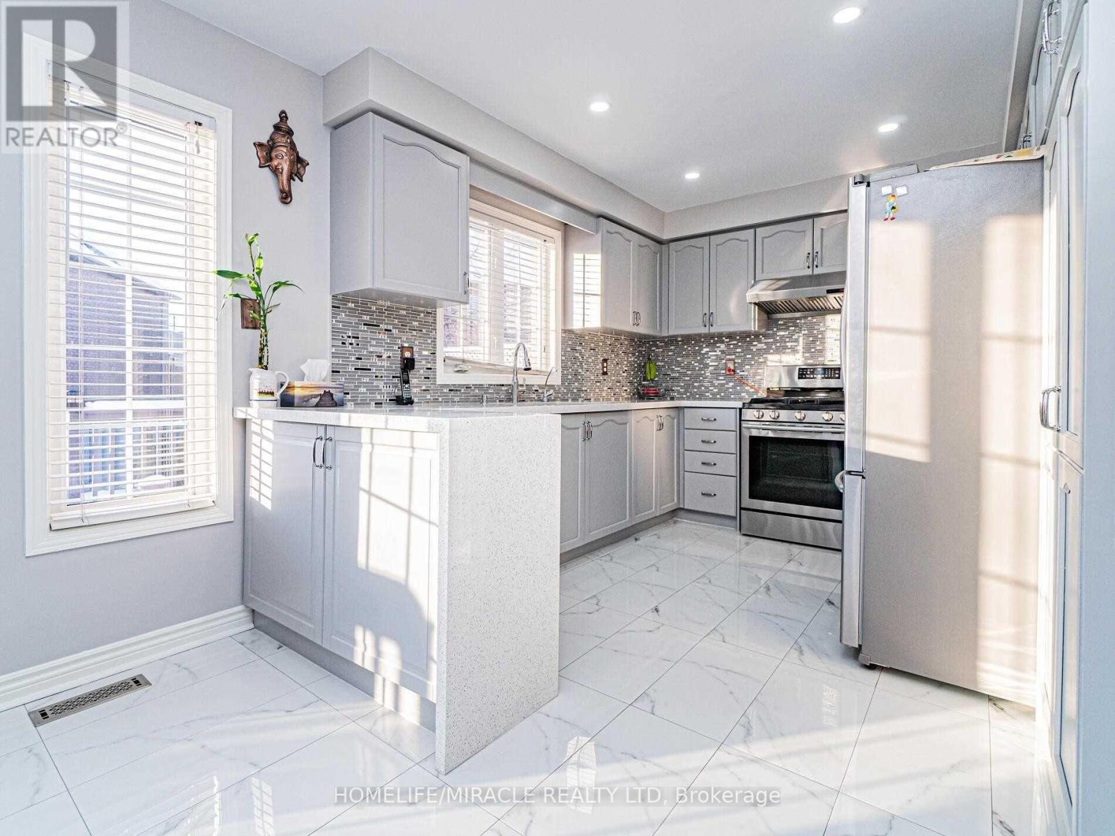 76 Starhill Crescent, Brampton, Ontario  L6R 2W1 - Photo 5 - W12547004