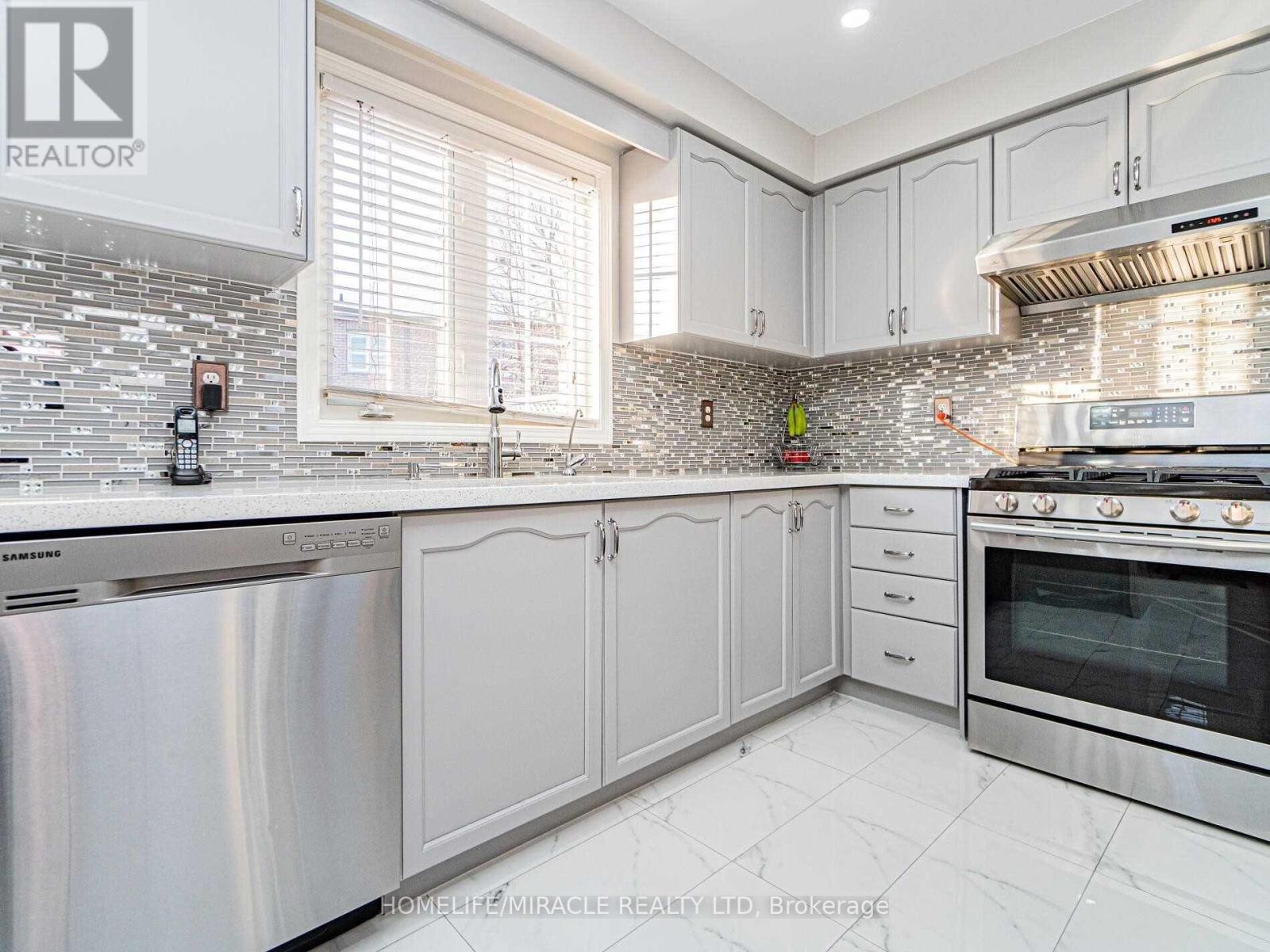 76 Starhill Crescent, Brampton, Ontario  L6R 2W1 - Photo 6 - W12547004