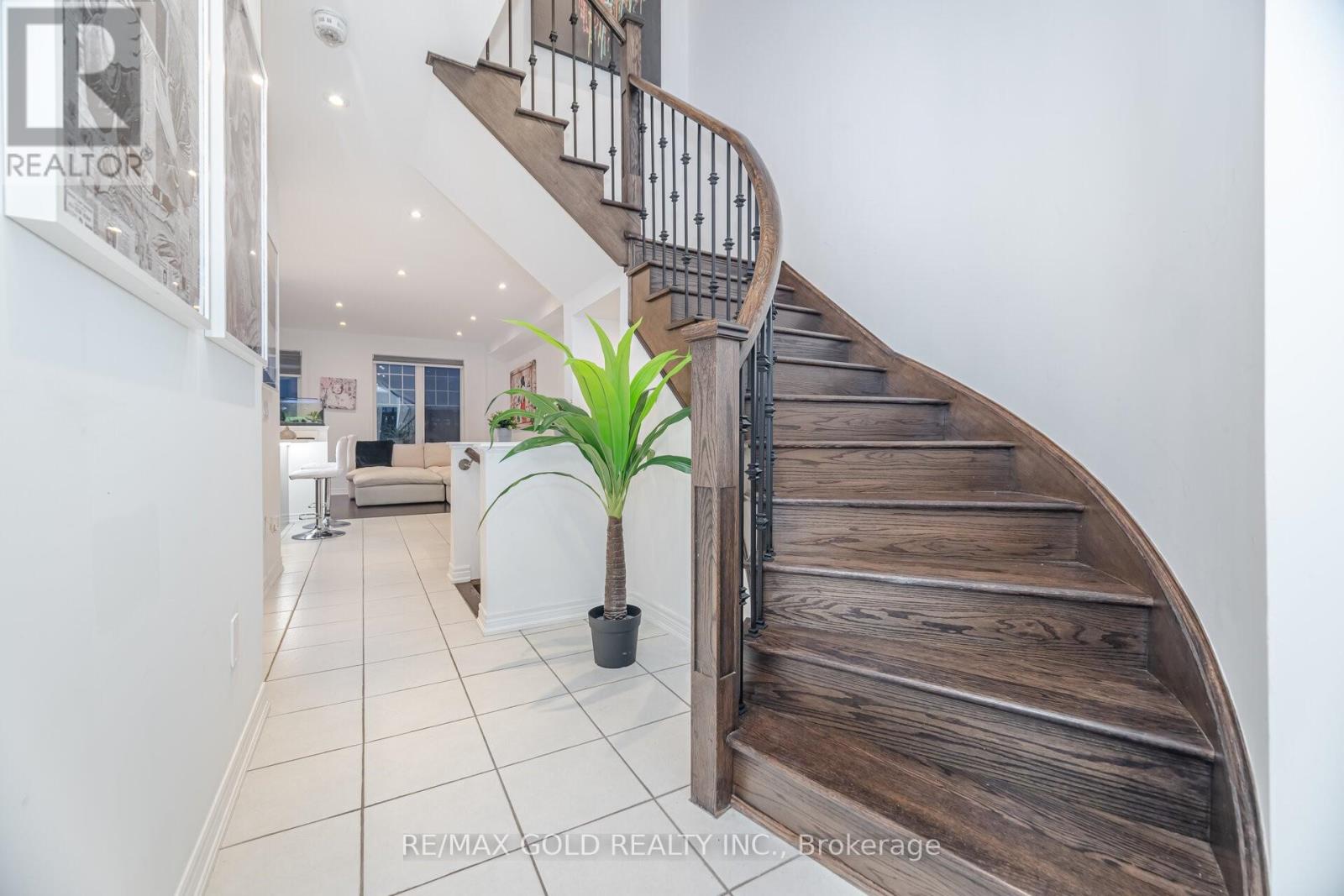 26 Davenfield Circle, Brampton, Ontario  L6P 2P7 - Photo 10 - W12547066