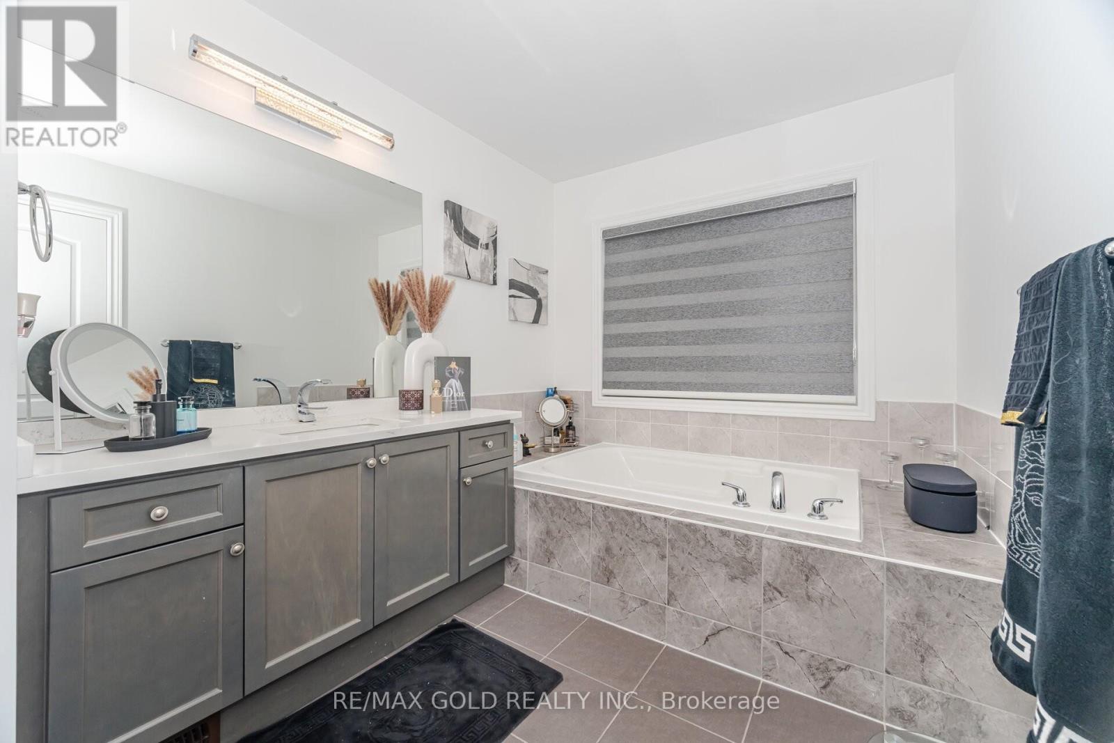 26 Davenfield Circle, Brampton, Ontario  L6P 2P7 - Photo 12 - W12547066