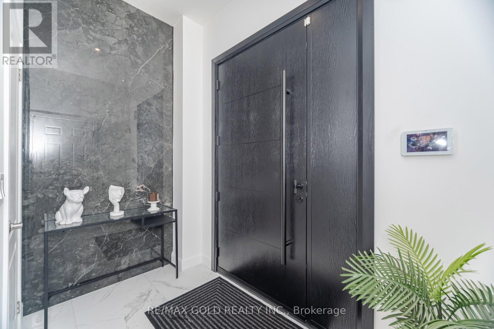 26 Davenfield Circle, Brampton, Ontario  L6P 2P7 - Photo 2 - W12547066