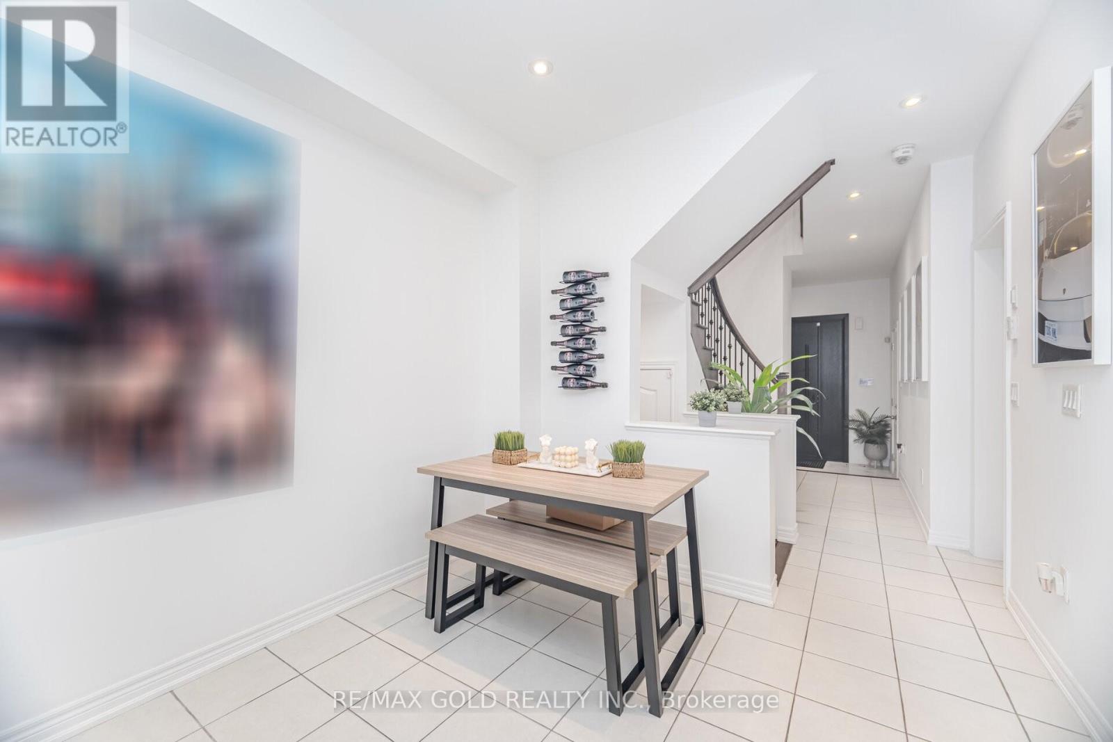 26 Davenfield Circle, Brampton, Ontario  L6P 2P7 - Photo 3 - W12547066