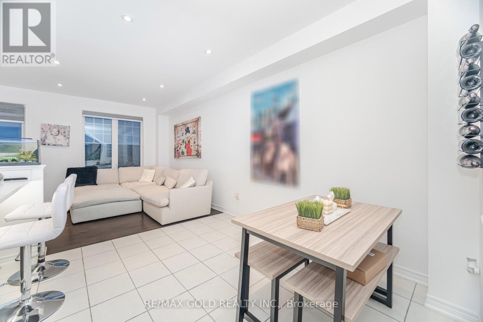 26 Davenfield Circle, Brampton, Ontario  L6P 2P7 - Photo 4 - W12547066