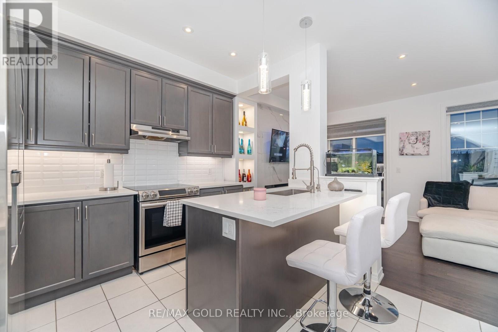 26 Davenfield Circle, Brampton, Ontario  L6P 2P7 - Photo 6 - W12547066