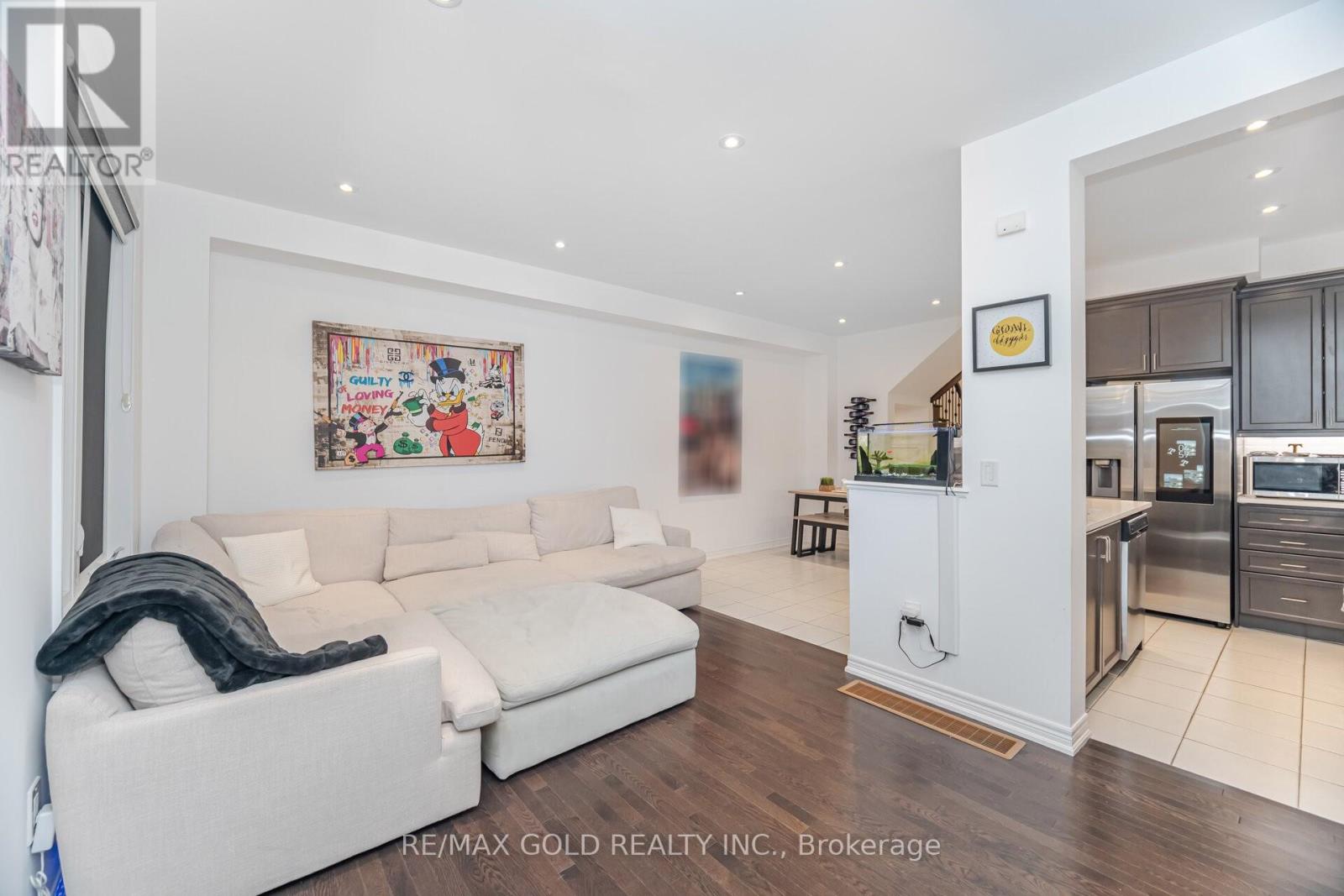 26 Davenfield Circle, Brampton, Ontario  L6P 2P7 - Photo 8 - W12547066