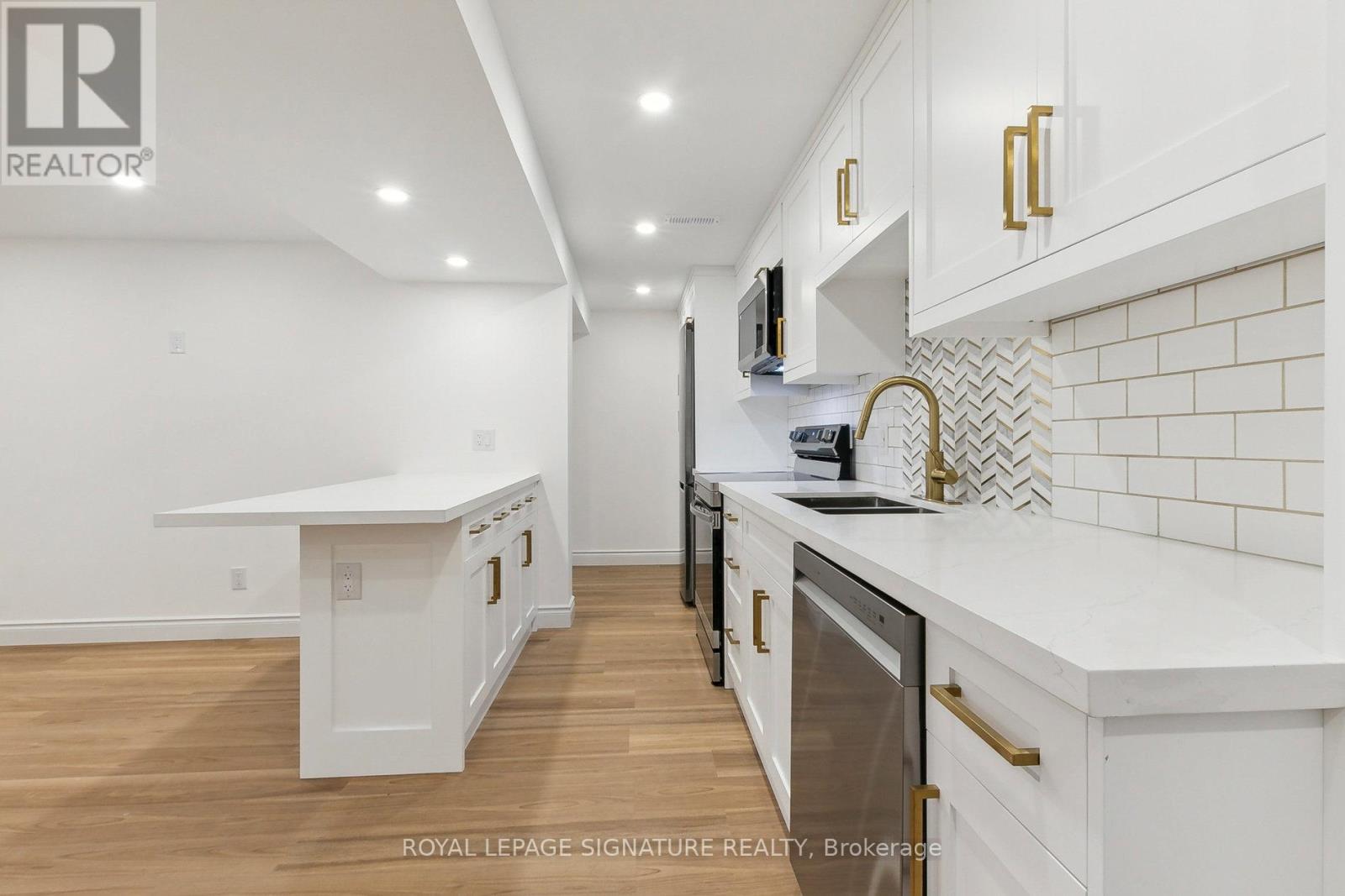 Lower - 53 Gracey Boulevard, Toronto, Ontario  M9R 2A2 - Photo 4 - W12547090