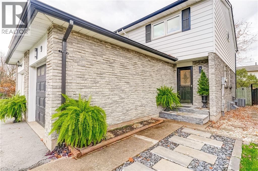 9 Aspen Court, Waterdown, Ontario L8B 0A7 - Photo 3 - 40788356