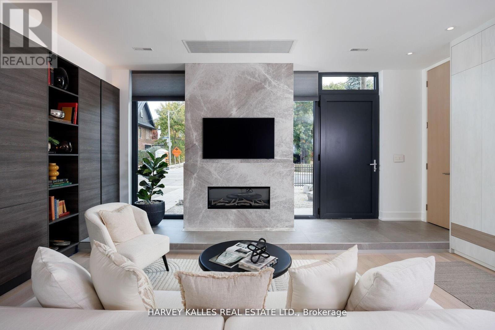 60 Hiltz Avenue, Toronto, Ontario  M4L 2N5 - Photo 4 - E12546266