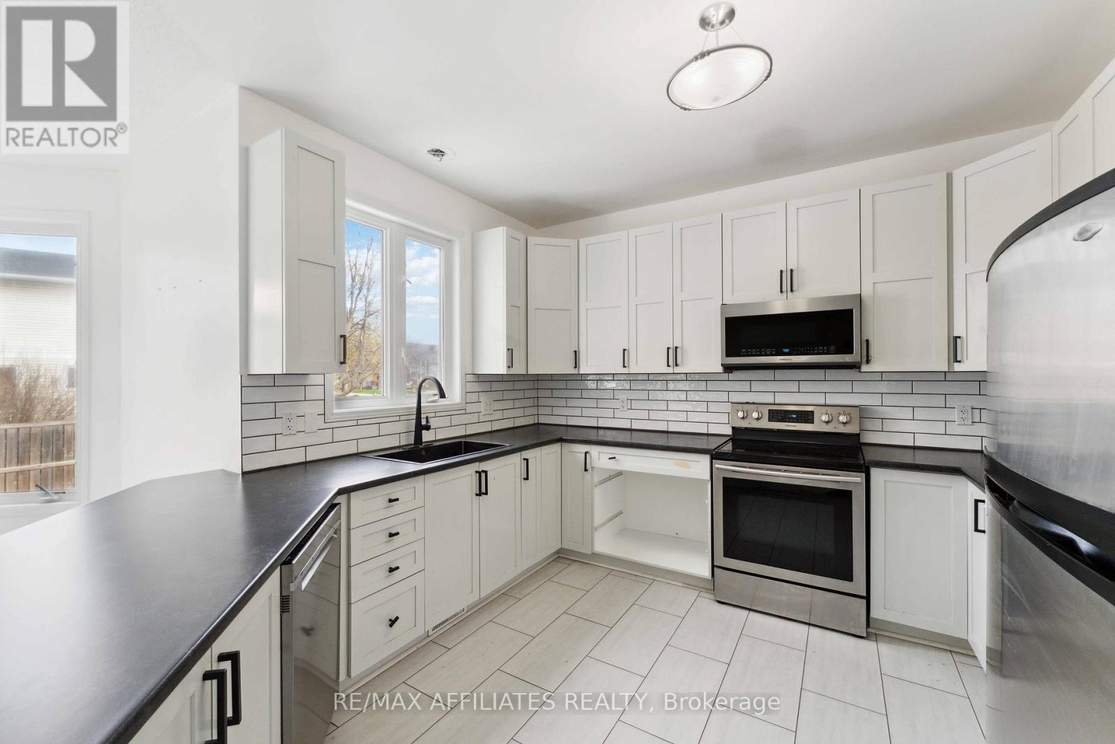 59 Baywood Drive, Ottawa, Ontario K2S 2H5 - Photo 6 - X12453075