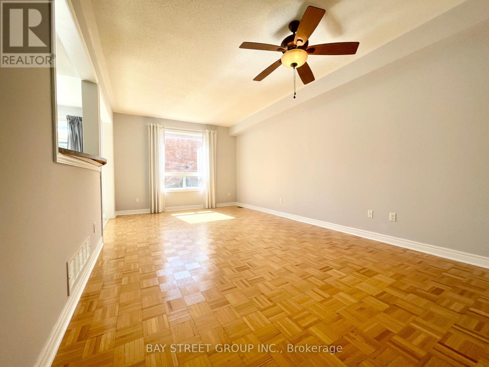 196 Kirkvalley Crescent, Aurora, Ontario L4G 7R2 - Photo 3 - N12542302